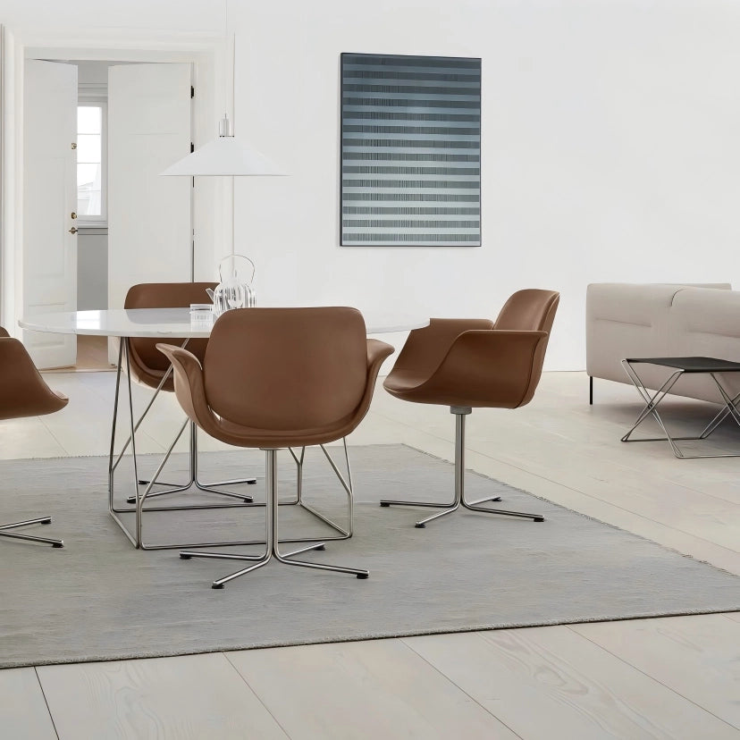 Puwabi X6049 sculptural leisure chair with modern design and smooth curves, showcased in a contemporary setting.