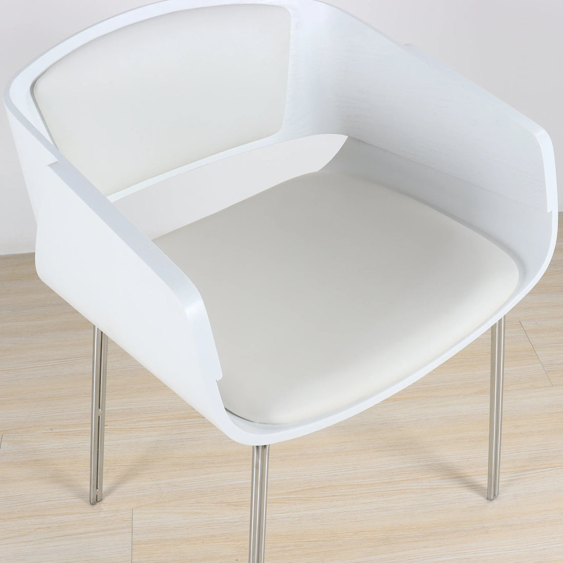 Puwabi X6057 mid-century bentwood dining chair with curved wooden seat and backrest, natural finish, and sleek design.