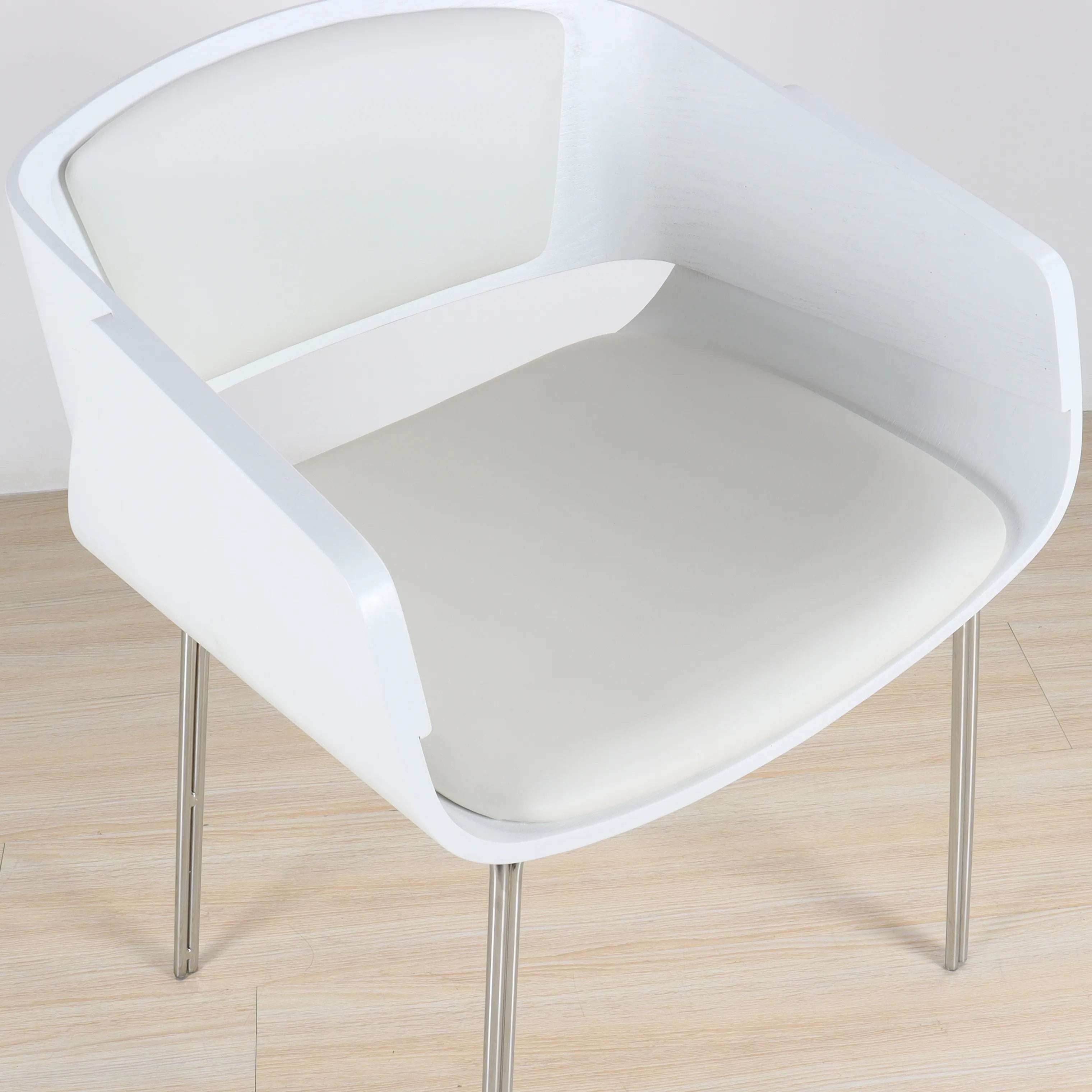 Puwabi X6057 mid-century bentwood dining chair with curved wooden seat and backrest, natural finish, and sleek design.