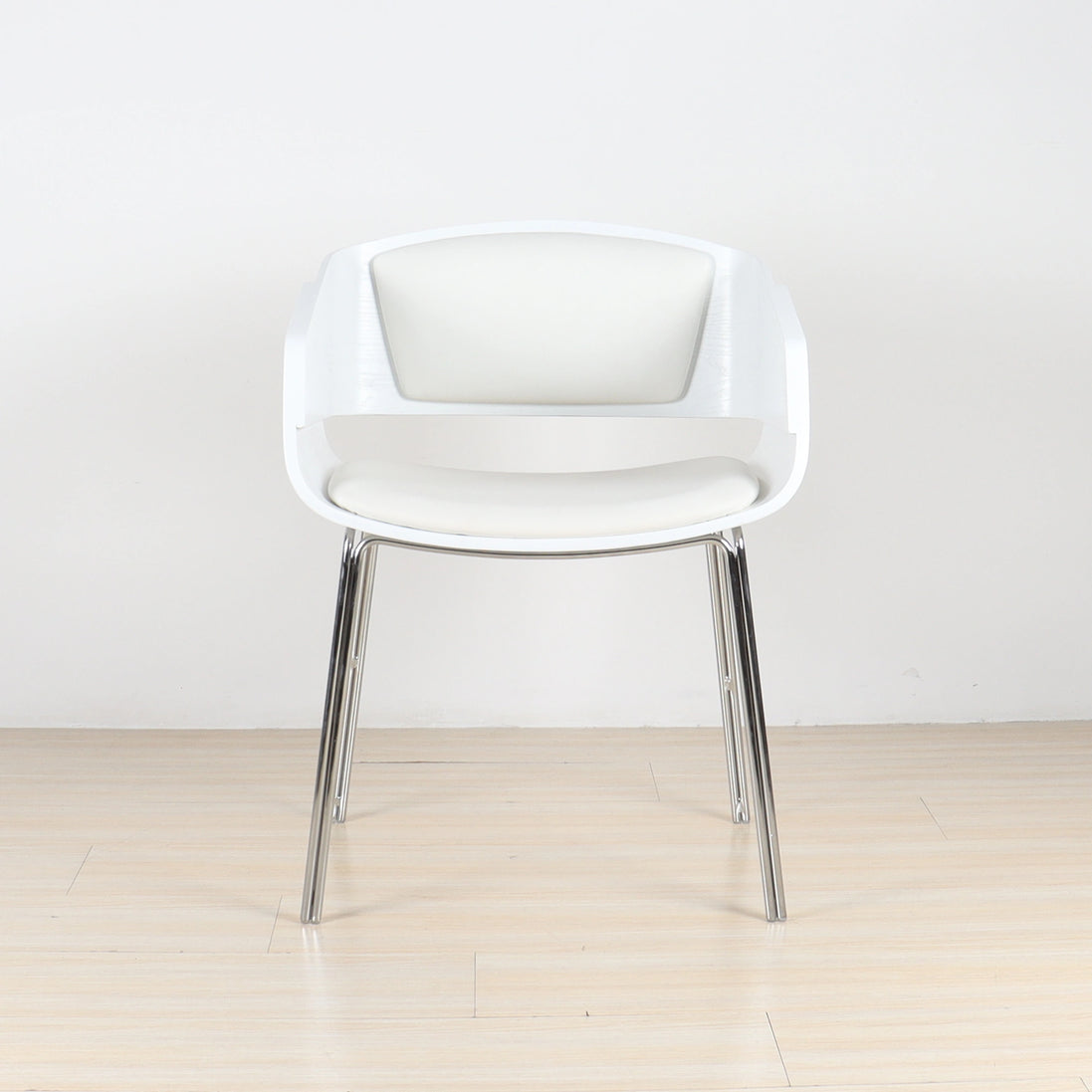 Puwabi X6057 mid-century bentwood dining chair with curved wooden back and seat, showcasing sleek design for modern dining spaces.