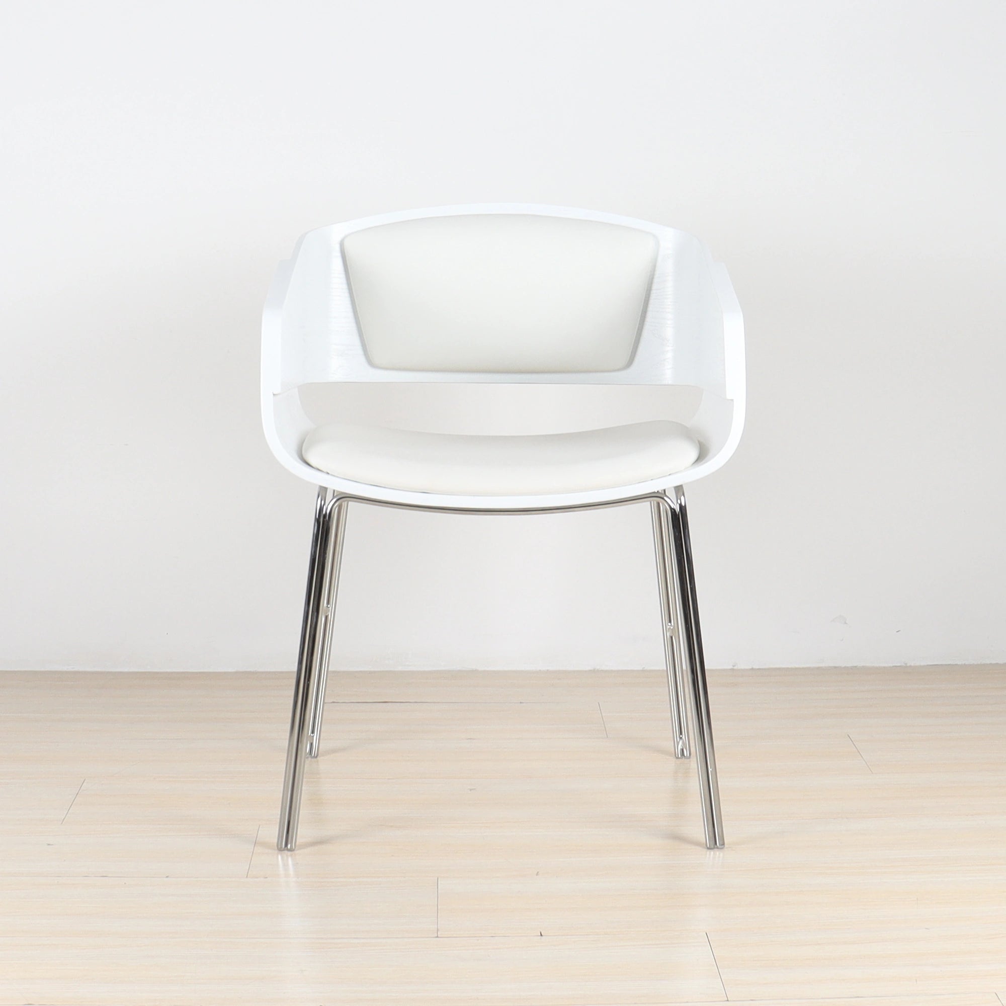 Puwabi X6057 mid-century bentwood dining chair with curved wooden back and seat, showcasing sleek design for modern dining spaces.